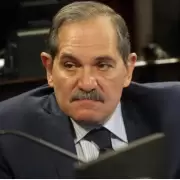 Alperovich fue sorprendido fumando mientras dice tener problemas respiratorios