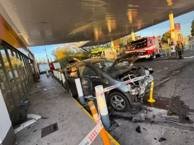 El auto embestido qued� destrozado.
