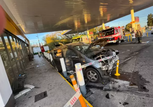 El auto embestido qued� destrozado.