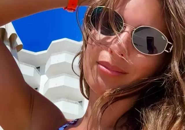 Pampita pos� en microbikini desde Ibiza y encendi� las redes.
