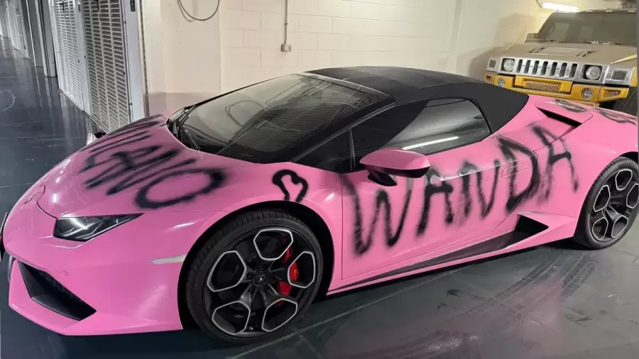 El auto que le regaló Mauro Icardi. Graffiteado para un video.