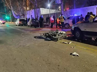En Las Heras, un Peugeot 504 embisti� por detr�s a una moto Honda Biz 110 cc. /