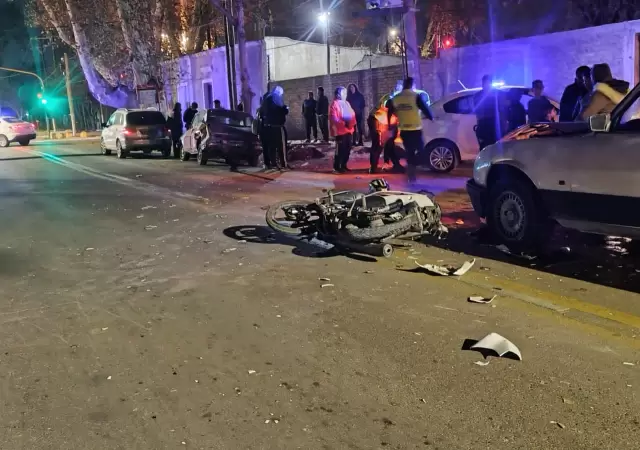 En Las Heras, un Peugeot 504 embisti� por detr�s a una moto Honda Biz 110 cc. /