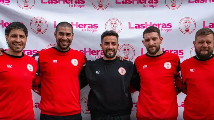 Gabriel Vall�s present� la renuncia en Hurac�n.