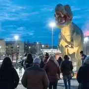 �Qu� miedo! Una familia se qued� encerrada en un parque de dinosaurios