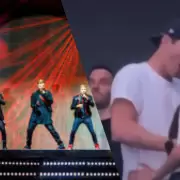Kutcher y Mila Kunis sorprendieron al p�blico en el show de los Backstreet Boys