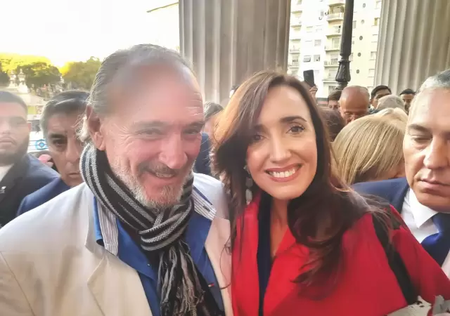 Luis Giachino junto a Victoria Villarruel.