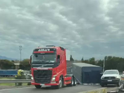 Un Volvo perdi� el acoplado en inmediaciones al monumento del C�ndor.