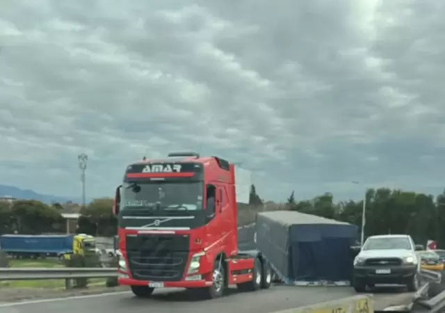 Un Volvo perdi� el acoplado en inmediaciones al monumento del C�ndor.