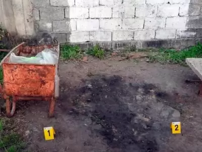 Los investigadores hallaron zonas removidas en el piso de tierra de la casa del sospechoso.