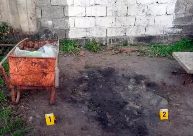 Los investigadores hallaron zonas removidas en el piso de tierra de la casa del sospechoso.