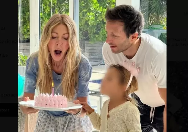 Cris Morena junto a su hijo y su nieta.