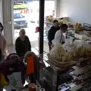 Video: delincuente golpe� a un jubilado que se recuperaba de un ACV