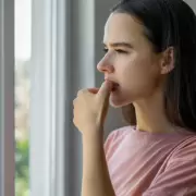 Qué significa comerse las uñas para la Psicología: causas y señales para entender el hábito