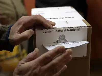 "La pol�tica hizo lo suficiente para que el pueblo deje de prestar atenci�n a los vaivenes pol�ticos" (M. Baz�n)