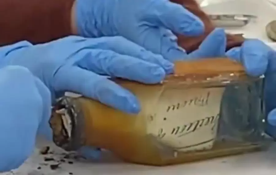 Botella con mensaje de hace 122 a�os aparece en uno de los faros m�s antiguos de Australia.