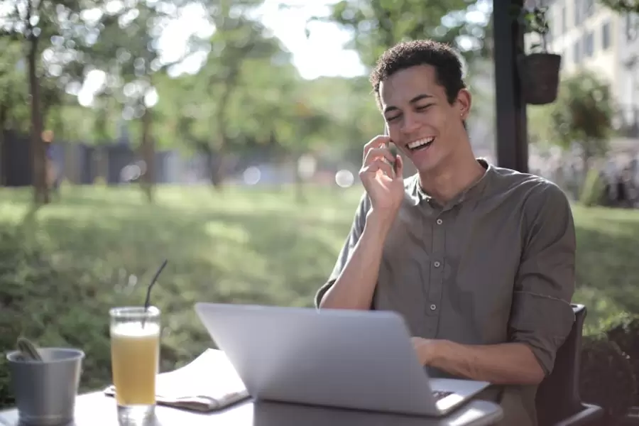 Empresario De Sexo Masculino Negro Alegre Hablando Por Teléfono Inteligente En La Cafetería De Verano