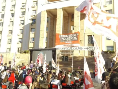 Protesta del Frente de Izquierda en la Casa de Gobierno de Mendoza.