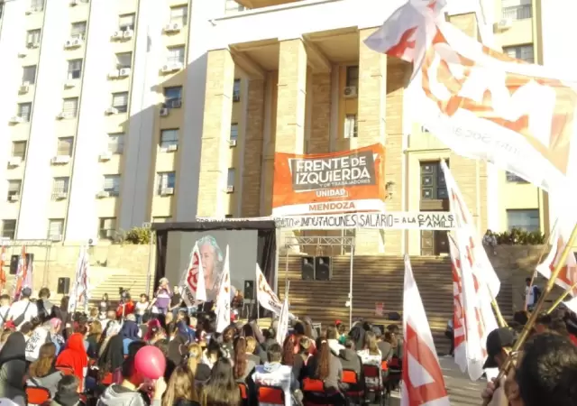 Protesta del Frente de Izquierda en la Casa de Gobierno de Mendoza.