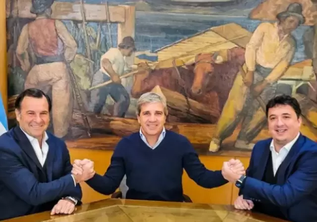 Luis Caputo, junto a Marcos Ayerra (izquierda) y Esteban Marzorati (derecha).