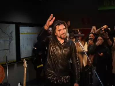 El cantante colombiano Juanes sorprendi� con un show gratuito en el subte porte�o.