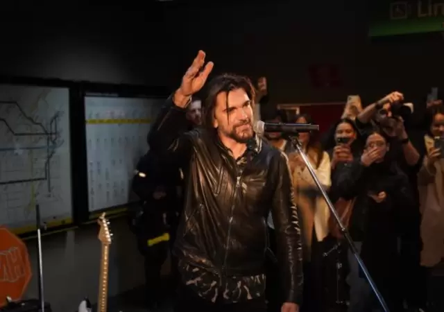 El cantante colombiano Juanes sorprendi� con un show gratuito en el subte porte�o.