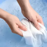 Cómo lavar a mano la ropa con jabón blanco y no volver al lavarropas