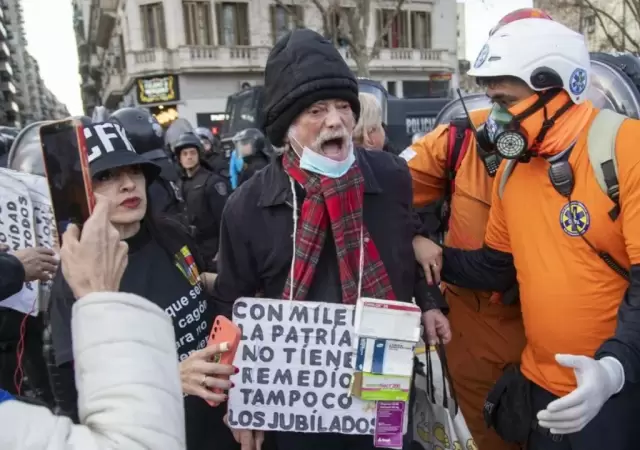 Los jubilados vuelven a marchar y hubo incidentes.