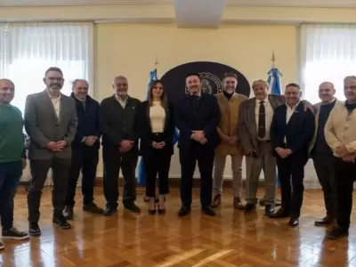 Luis Petri junto a representantes de c�maras del Sur.