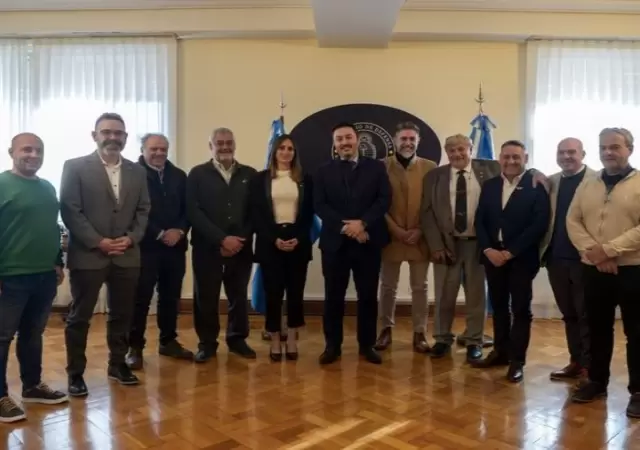 Luis Petri junto a representantes de c�maras del Sur.