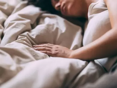Persona duerme tranquila.