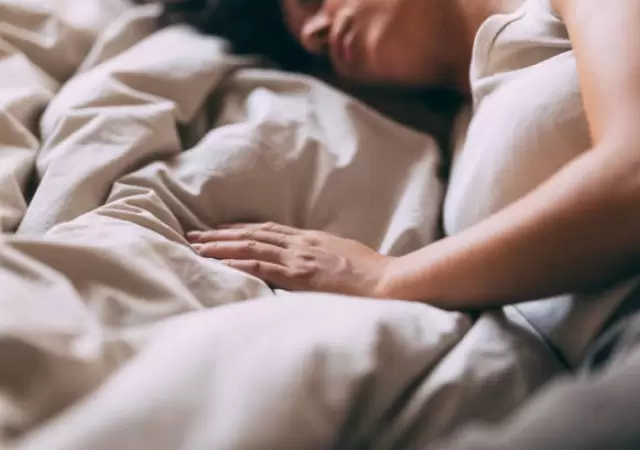 Persona duerme tranquila.