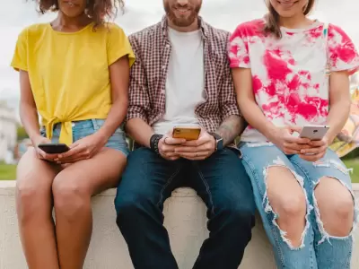 Pantallas, IA y v�nculos l�quidos: qu� pasa con la amistad en el mundo moderno.