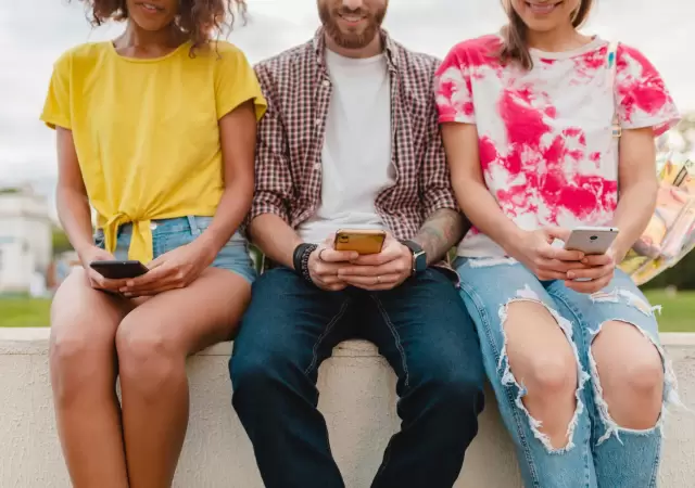 Pantallas, IA y v�nculos l�quidos: qu� pasa con la amistad en el mundo moderno.