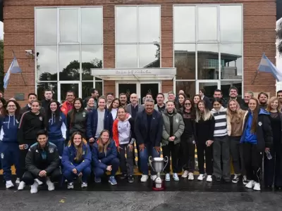 Las futbolistas posan en la entrada del predio en Ezeiza