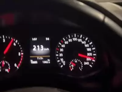 Conduciendo a m�s de 200 kil�metros por hora.