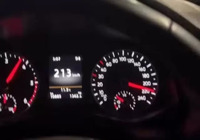Conduciendo a m�s de 200 kil�metros por hora.