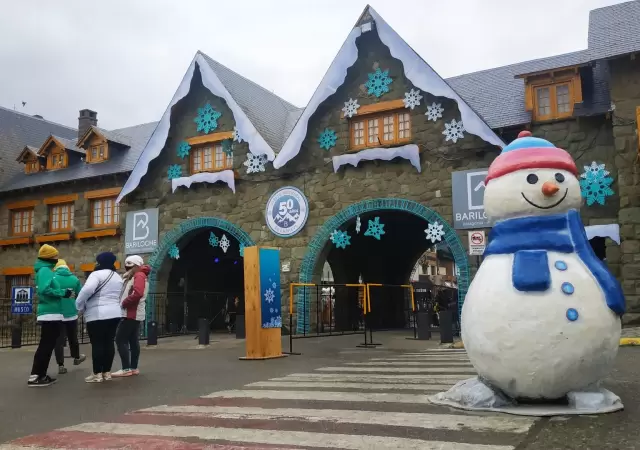 La Fiesta Nacional de la Nieve vuelve a sus ra�ces con tradiciones y espect�culos para locales y turistas.