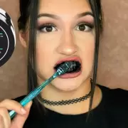 Influencers recomendaron un producto para blanquear dientes: la ANMAT lo prohibi�