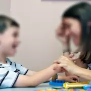 Por qué conseguir una maestra integradora se volvió una odisea para las familias