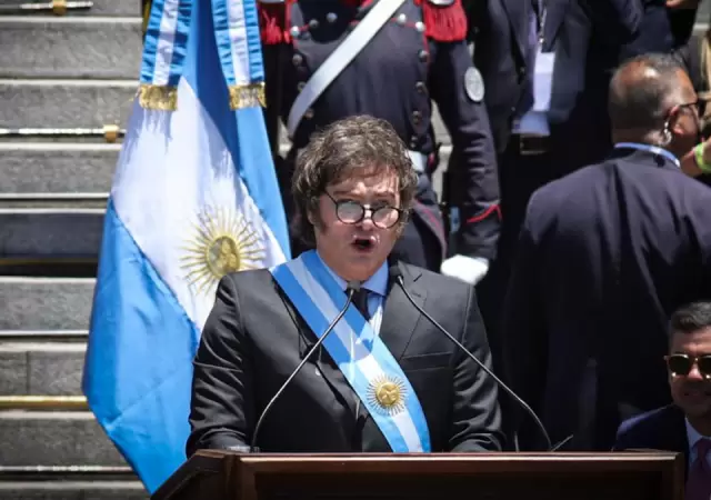 Milei empez� de espaldas al Congreso./