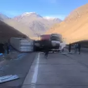Ruta 7: fuerte choque de camiones en Alta Monta�a dej� a una mujer atrapada
