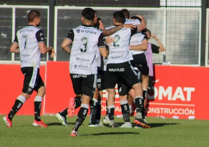 Gimnasia ganó en Chaco y sigue firme.