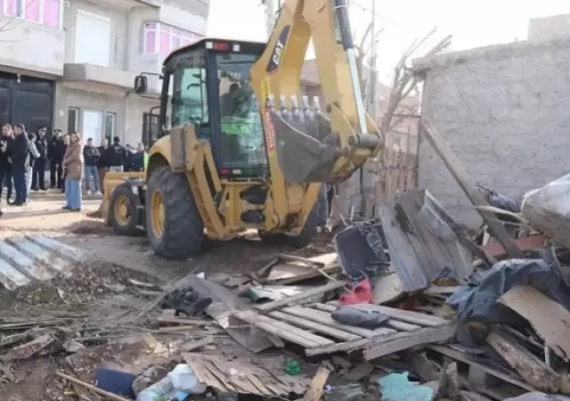 En un fuerte operativo de seguridad derribaron una casa que funcionaba para la comercializaci�n de drogas/Fuente: Sebasti�n Fari�a Petersen-LM Neuquen
