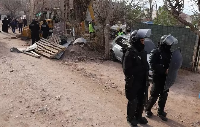 En un fuerte operativo de seguridad derribaron una casa que funcionaba para la comercialización de drogas/Fuente: Sebastián Fariña Petersen-LM Neuquen
