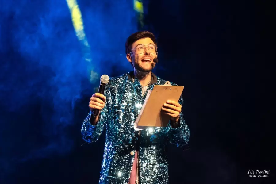 Pablo Albella estrena su nuevo show "Universo +30": humor y emociones en el Teatro Plaza.