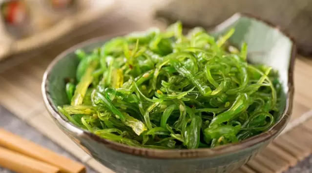 El wakame (�Undaria Pinnatifida�) es un alga de sabor suave y textura carnosa que forma parte de la tradici�n culinaria japonesa.