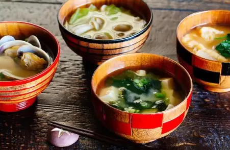 Wakame tiene olor el mar y un color verde oscuro, es mejor cocinada condimentada ligeramente con el fin de llevar a cabo sus distintas caracter�sticas