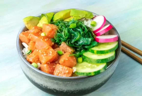 Poke de salm�n con ensalada de algas Wakame.