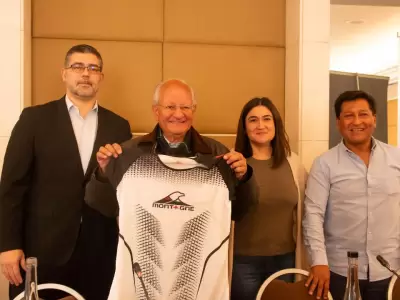 El doctor Abel Albino, fundador de Con�n, mostrando la remera de la marat�n/